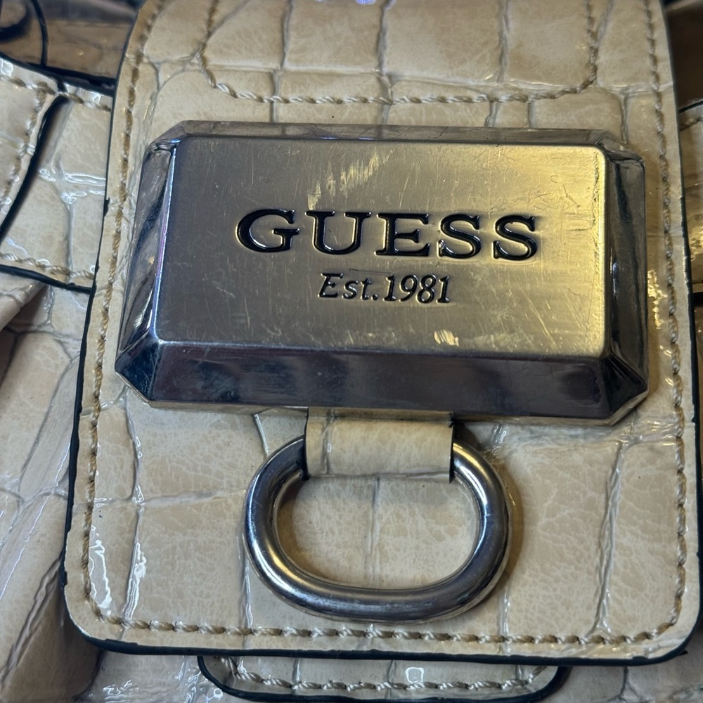 🤑 GUESS Vintage Croc-Embossed Cream Shoulder Bag - Picture 2 of 11
